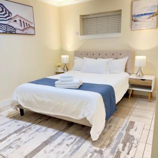 Tina House - Near Skytrain Metrotown - 7