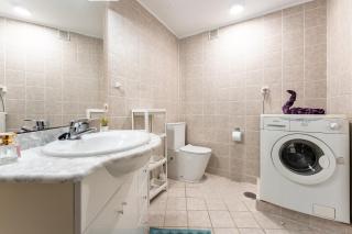 Perfect location! Walk a few minutes to restaurants, lovely beach, town, train and bus - 3