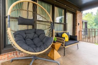 Cozy Luxe Escape, Raleigh 2BR Getaway, Sleeps 4, Pets, Kids & Business Travelers Welcome - 3