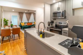 Cozy Luxe Escape, Raleigh 2BR Getaway, Sleeps 4, Pets, Kids & Business Travelers Welcome - 1