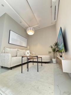 Boulevard View Luxury Apartment - 9