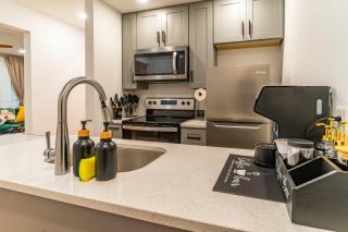 Cozy Luxe Escape, Raleigh 2BR Getaway, Sleeps 4, Pets, Kids & Business Travelers Welcome - 6