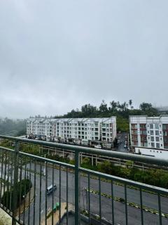 AYAAN Foosball Penthouse at Golden Hill with Private Parking and Netflix - 9