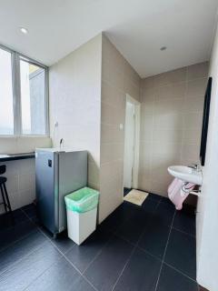 AYAAN Foosball Penthouse at Golden Hill with Private Parking and Netflix - 1