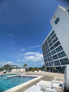 Coronado Beach Unique Balcony Apartment - 6