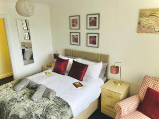 Lovely 4-Bed home sleeps 8 Nr Bolton Stadium & M61 - 2