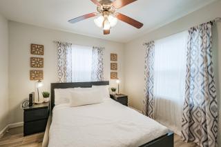 2 Homes In Houston Heights 65 Rooms Sleeps 16 - 7