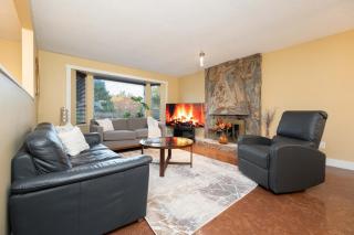 Cozy 3BR Family Home near City Centre & SkyTrain - 0