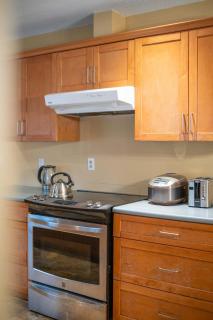 Cozy 3BR Family Home near City Centre & SkyTrain - 8