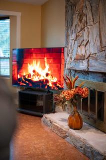 Cozy 3BR Family Home near City Centre & SkyTrain - 5