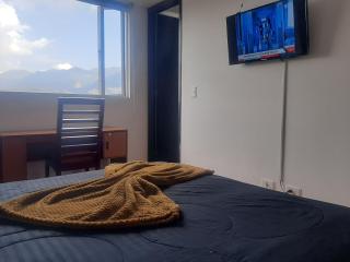 Acevedo Inn Cerca a la embajada Americana , Corferias, G 12, U Nacional, Movistar Arena , Claro Eventos, a 30 minutos del Aeropuerto, Cerca al Can y a la Clinica Meredy contacto trescientosdoscautroseistrescerosieteochoseis - 1