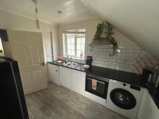 Eastcote 1st Floor Retreat 2 Bedroom Suite with Kitchen and Bathroom 2mins to Tube 20mins to Heathrow and Wembley 25mins Drive to Harry Potter World FREE PARKING - 2