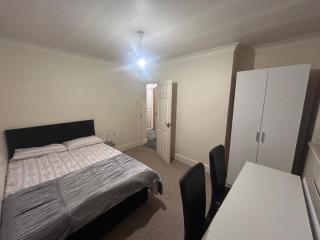 Eastcote 1st Floor Retreat 2 Bedroom Suite with Kitchen and Bathroom 2mins to Tube 20mins to Heathrow and Wembley 25mins Drive to Harry Potter World FREE PARKING - 4