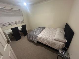 Eastcote 1st Floor Retreat 2 Bedroom Suite with Kitchen and Bathroom 2mins to Tube 20mins to Heathrow and Wembley 25mins Drive to Harry Potter World FREE PARKING - 5
