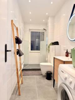 Stylish City Apartment mit Beamer & Balkon Zentral - 8