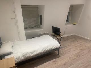 Cozy Self-Contained Studio Flat - 0