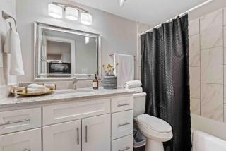 Quiet neighborhood steps away from Downtown stores - 4