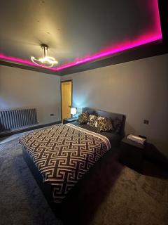 SK Stays Modern Luxury Home With Jacuzzi Bath & Cinema Room - 8