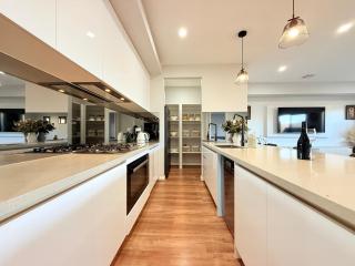 Deluxe Bedroom with private bathroom - 9