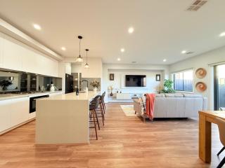 Deluxe Bedroom with private bathroom - 8