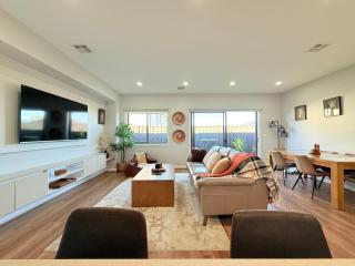 Deluxe Bedroom with private bathroom - 1