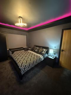 SK Stays Modern Luxury Home With Jacuzzi Bath & Cinema Room - 5