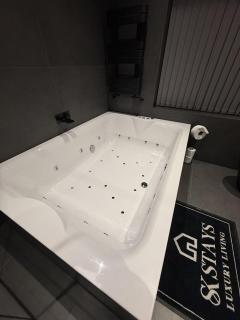 SK Stays Modern Luxury Home With Jacuzzi Bath & Cinema Room - 2