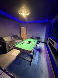 SK Stays Modern Luxury Home With Jacuzzi Bath & Cinema Room - 7