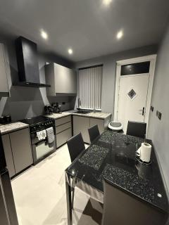 SK Stays Modern Luxury Home With Jacuzzi Bath & Cinema Room - 4