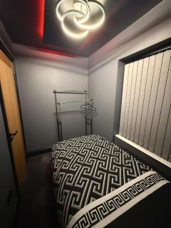 SK Stays Modern Luxury Home With Jacuzzi Bath & Cinema Room - 3