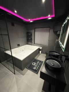 SK Stays Modern Luxury Home With Jacuzzi Bath & Cinema Room - 6