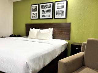 Travelodge by Wyndham Flowood - 1
