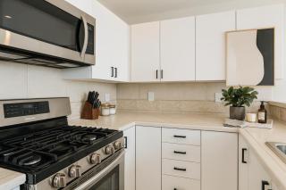 Elegant 2-Bedroom Apartment Close to Seawall and Shopping - 3