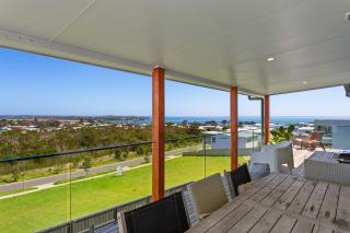 Art Flava Haus Stylish Oceanfront Retreat in San Remo - 5