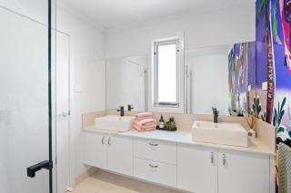 Art Flava Haus Stylish Oceanfront Retreat in San Remo - 5