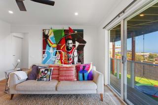 Art Flava Haus Stylish Oceanfront Retreat in San Remo - 2