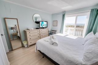 Coastal Beachfront Getaway Poolside and Oceanfront - 4