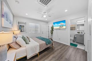 Entire Private 3-Bed 3-Bath House w Yard, King Bed, Prime Location - 1