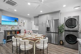 Entire Private 3-Bed 3-Bath House w Yard, King Bed, Prime Location - 8