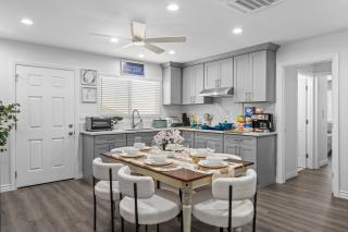 Entire Private 3-Bed 3-Bath House w Yard, King Bed, Prime Location - 9