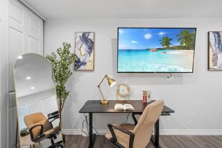 Entire Private 3-Bed 3-Bath House w Yard, King Bed, Prime Location - 4