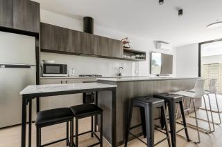 Seaside Luxury - 5 Minutes to Beach - Free Parking - 6