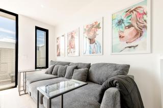 Seaside Luxury - 5 Minutes to Beach - Free Parking - 3