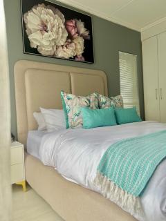 Chic Grey Escape,Sandton Apartment - 2