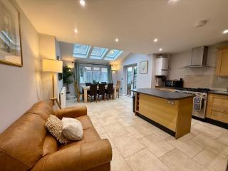 Squires House Long Stays Sleep 10 Free Parking - 1