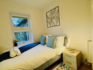 Spacious 2 Bedroom Sleeps 4 with WiFi & Garden - 0