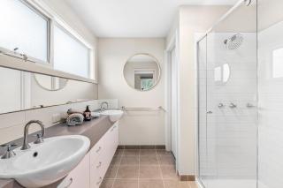 Highview Beach House Ocean Grove Sleeps 9, Views, Aircon, 4 bedroom, 3 living, 2 bathroom, Great yard, parking - 5