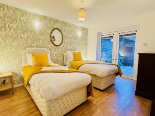 Spacious 2 Bedroom Sleeps 4 with WiFi & Garden - 8