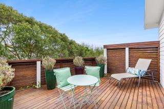 Highview Beach House Ocean Grove Sleeps 9, Views, Aircon, 4 bedroom, 3 living, 2 bathroom, Great yard, parking - 4