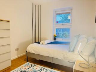 Spacious 2 Bedroom Sleeps 4 with WiFi & Garden - 3